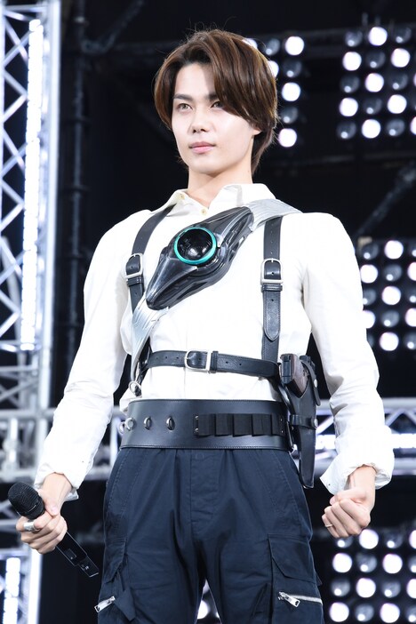 仮面ライダーゼッツの変身ポーズを披露する今井竜太郎