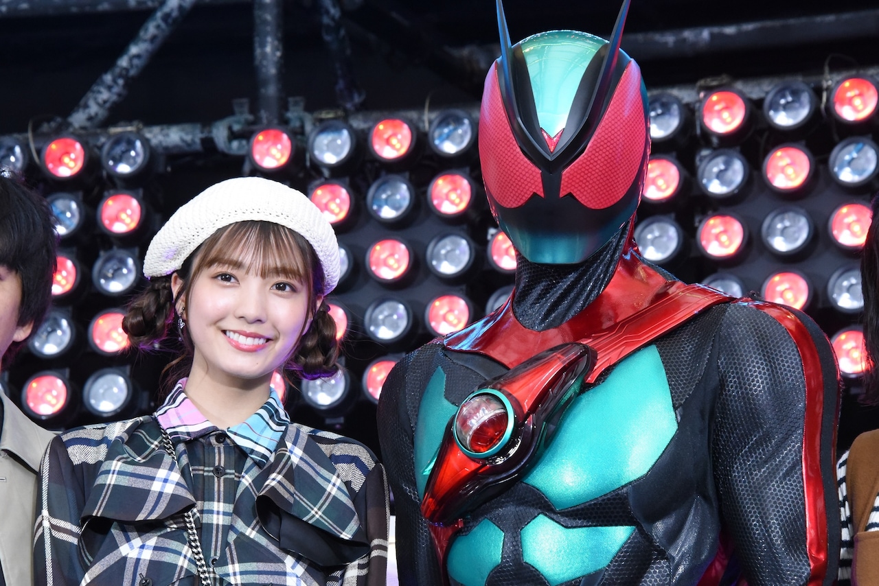 「仮面ライダーゼッツ」ねむ役の堀口真帆（左）、仮面ライダーゼッツ（右）