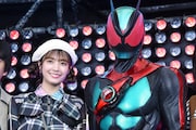 「仮面ライダーゼッツ」ねむ役の堀口真帆(左)、仮面ライダーゼッツ(右)