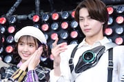 「仮面ライダーゼッツ」万津莫役の今井竜太郎(右)、ねむ役の堀口真帆(左)