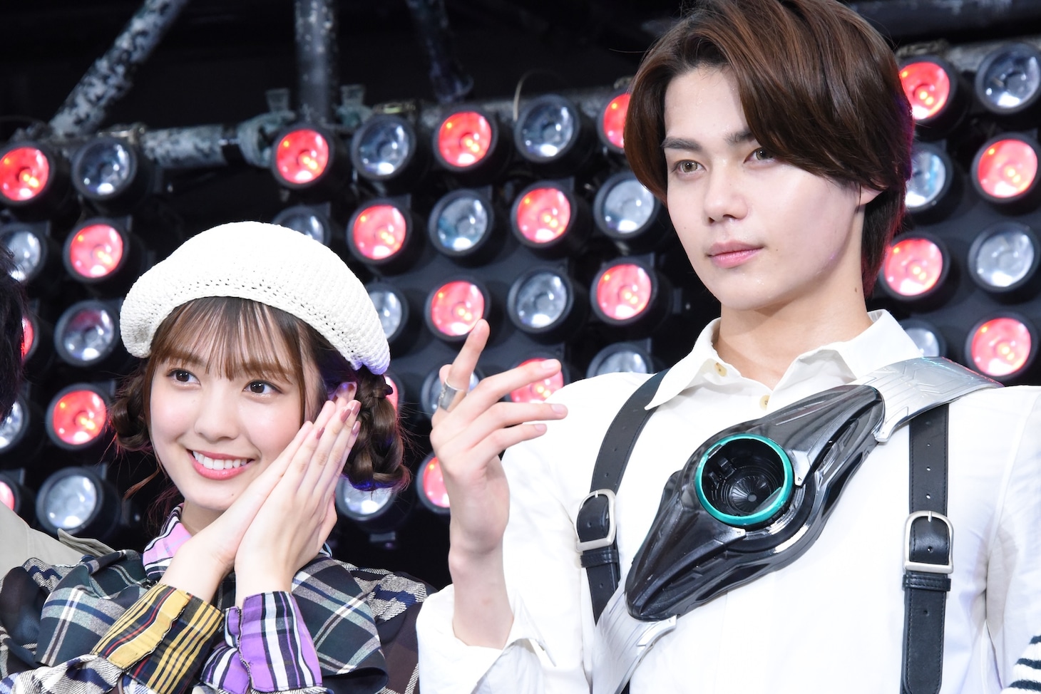 「仮面ライダーゼッツ」万津莫役の今井竜太郎（右）、ねむ役の堀口真帆（左）