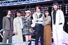 「仮面ライダーゼッツ」のメインキャスト。左から小貫莉奈、三嶋健太、堀口真帆、今井竜太郎、八木美樹、古川雄輝
