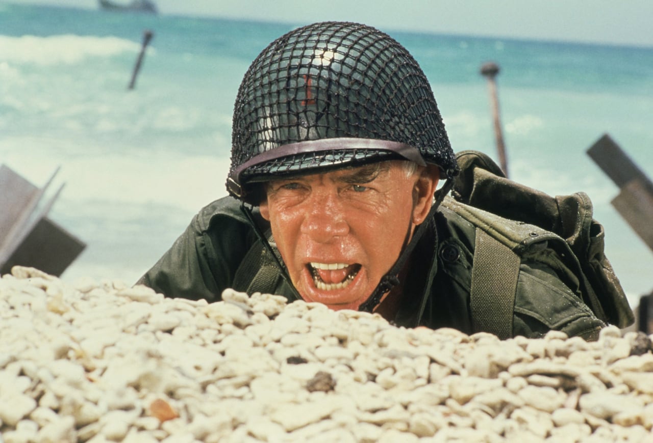 「最前線物語」場面写真。リー・マーヴィン演じる軍曹 ©1980 Warner Bros. Entertainment Inc. All Rights Reserved.