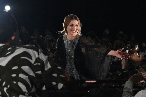 ファンと交流しながら登壇したアナ・デ・アルマス