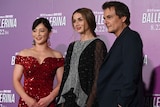 左から角田夏実、アナ・デ・アルマス、レン・ワイズマン
