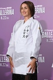 柔道着を気に入った様子のアナ・デ・アルマス