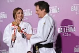 小槌を手にわくわくしているアナ・デ・アルマス(左)、レン・ワイズマン(右)
