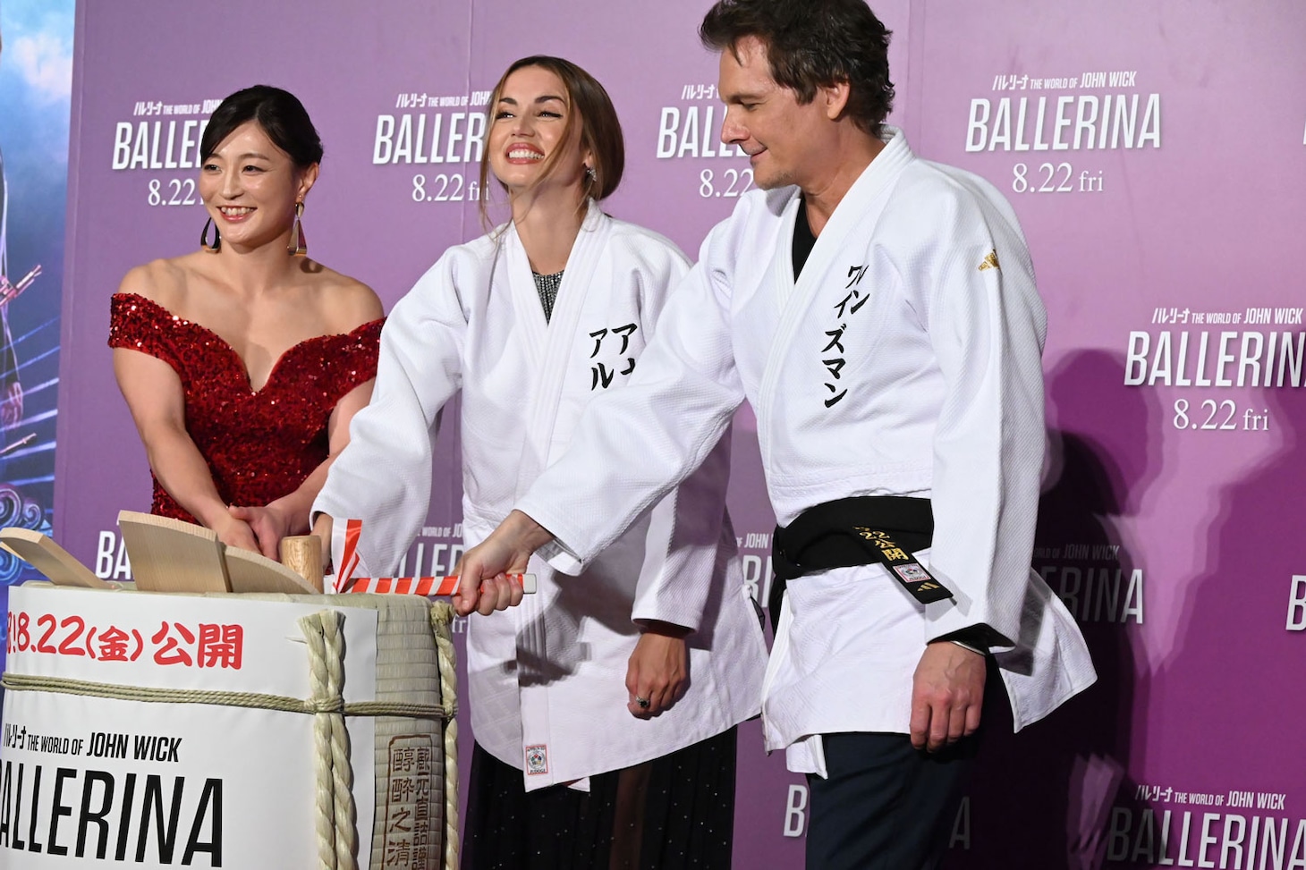 鏡割りの様子。左から角田夏実、アナ・デ・アルマス、レン・ワイズマン