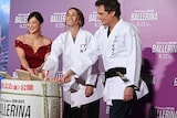鏡割りの様子。左から角田夏実、アナ・デ・アルマス、レン・ワイズマン
