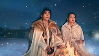 中国ドラマ「七夜雪」より、ツォン・シュンシー（曾舜晞）演じる霍展白（左）とリー・チン（李沁）演じる薛紫夜（右）。8年にわたり互いの使命に縛られながらも絆を深めていく