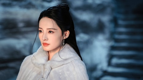 冷徹に見えるが、医者としての慈愛の心を隠し持つ薛紫夜（シュエ・ズーイエ）。中国ドラマ「慶余年～麒麟児、現る～」などで知られるリー・チン（李沁）が演じている