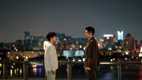 中国ドラマ「猟罪図鑑II」より、沈翊(左)と杜城(右)。2人は幾多の難事件をともに乗り越え、強い絆で結ばれたバディになった ©Shanghai Linmon Pictures Co., Limited.