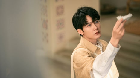 似顔絵捜査官・沈翊(シェン・イー)。演じるのは中国ドラマ「長相思(ちょうそうし)」などで知られるタン・ジェンツー(檀健次) ©Shanghai Linmon Pictures Co., Limited.