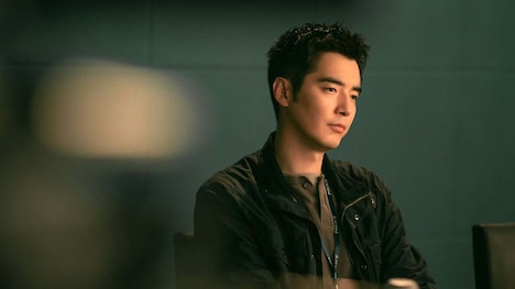 刑警隊の隊長・杜城(ドゥー・チョン)。演じるのは中国ドラマ「河神II-Tianjin Mystic-」などで知られるジン・シージャー(金世佳) ©Shanghai Linmon Pictures Co., Limited.