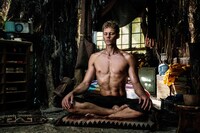 「ボーイ・キルズ・ワールド：爆拳壊界流転掌列伝」場面写真