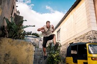 「ボーイ・キルズ・ワールド：爆拳壊界流転掌列伝」場面写真