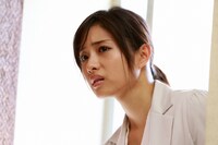 「S銅山の女」より、石原さとみ演じる山辺夏美。同作は“ほん怖”クラブリーダーを務める稲垣吾郎の推し作でもある
