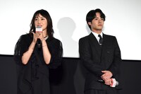 左から菅野美穂、赤楚衛二