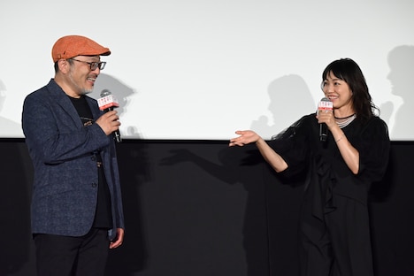 左から白石晃士、菅野美穂