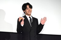 「近畿地方のある場所について」を観ていて一番怖かったシーンをジェスチャーで表現する赤楚衛二