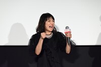 「近畿地方のある場所について」を観ていて一番怖かったシーンをジェスチャーで表現する菅野美穂