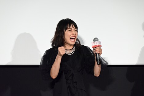 「近畿地方のある場所について」を観ていて一番怖かったシーンをジェスチャーで表現する菅野美穂