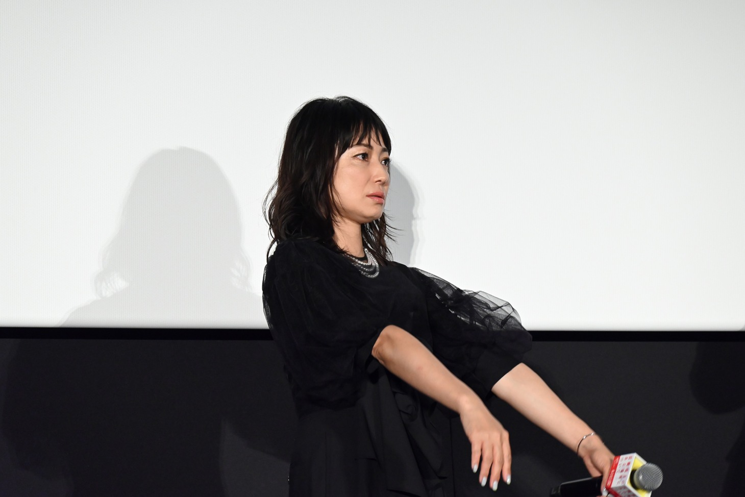 「近畿地方のある場所について」を観ていて一番怖かったシーンをジェスチャーで表現する菅野美穂