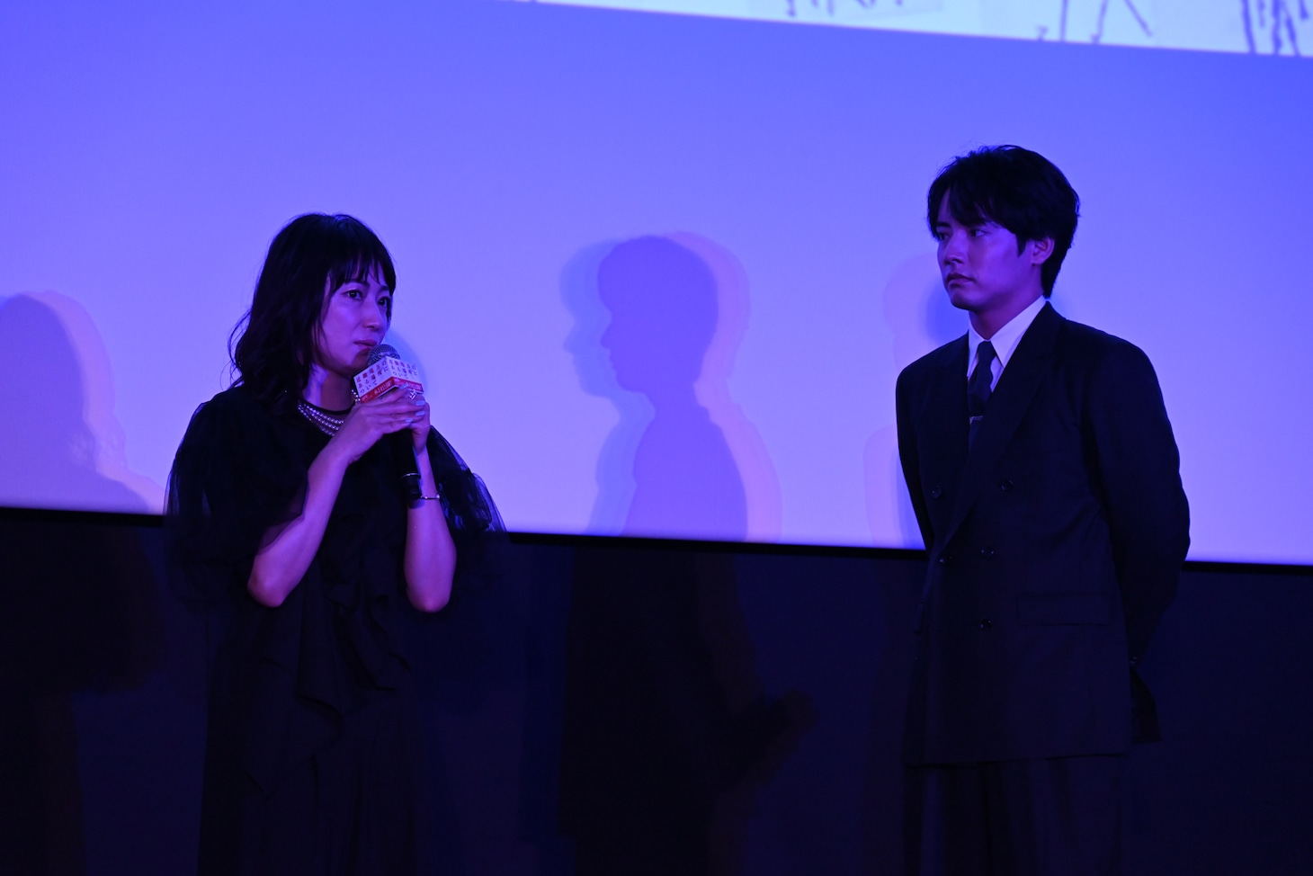 怖い話を披露した菅野美穂（左）と赤楚衛二（右）