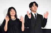 左から菅野美穂、赤楚衛二