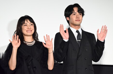 左から菅野美穂、赤楚衛二