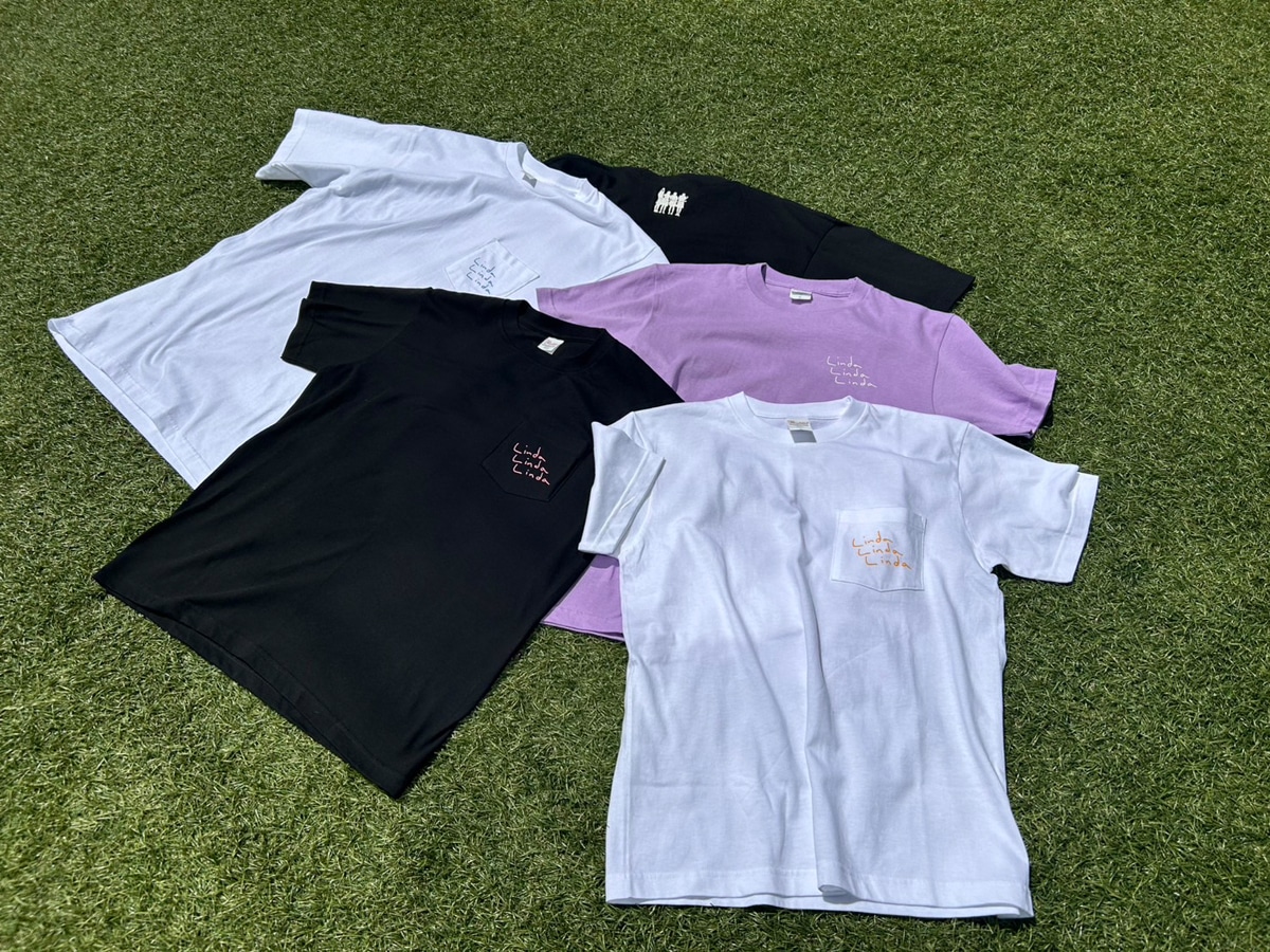 「リンダ リンダ リンダ 4K」公式グッズのTシャツ。白、黒、ライトパープルの3色展開で胸部分には「Linda Linda Linda」と手書き風のロゴがデザインされた