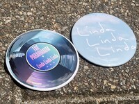 「リンダ リンダ リンダ 4K」公式グッズの缶ミラー。劇中に登場するバンド「THE PARANMAUM（パーランマウム）」のレコードをモチーフにデザインされた（税込600円）