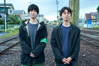 「道行き」主演の渡辺大知（左）、脚本・監督・編集の中尾広道（右）