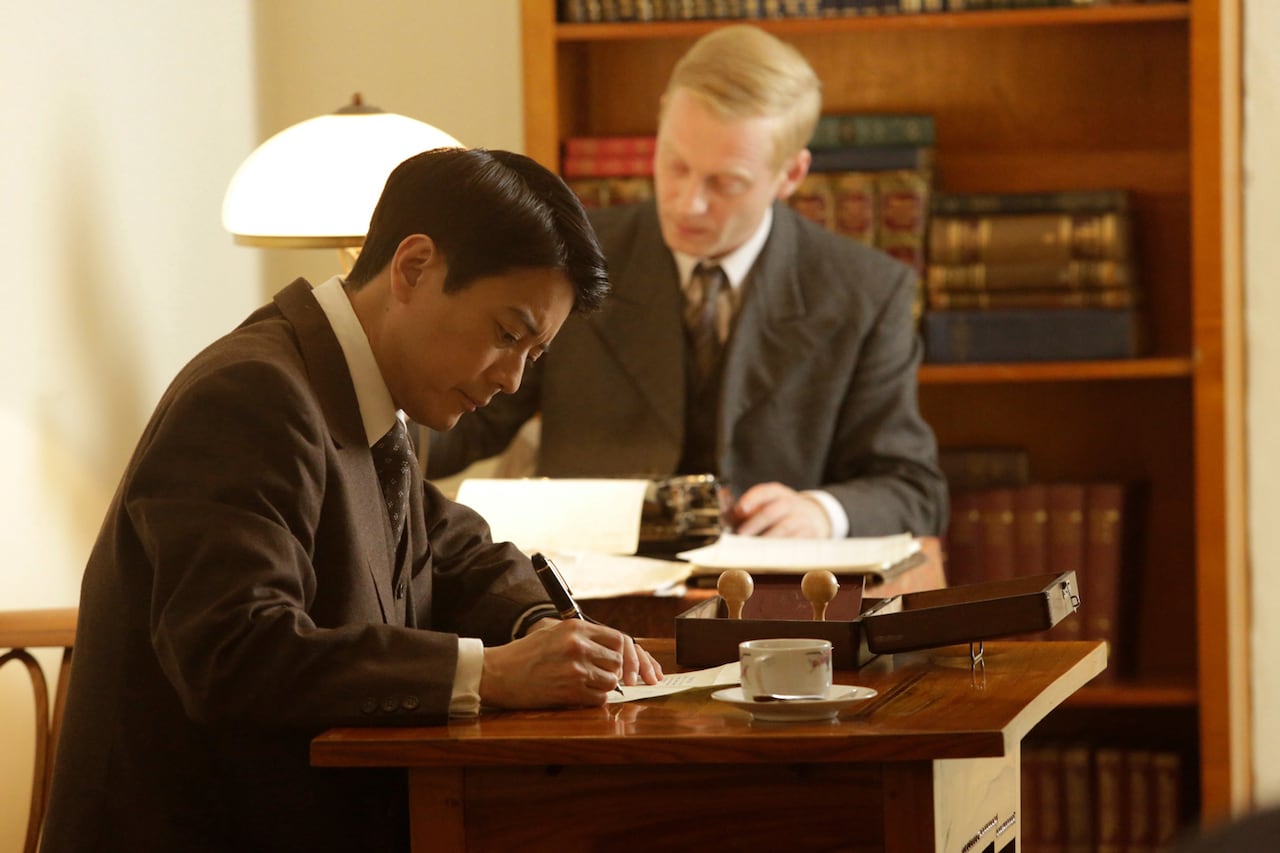 「杉原千畝 スギハラチウネ」場面写真。手前が唐沢寿明演じる杉原千畝 ©2015「杉原千畝 スギハラチウネ」製作委員会