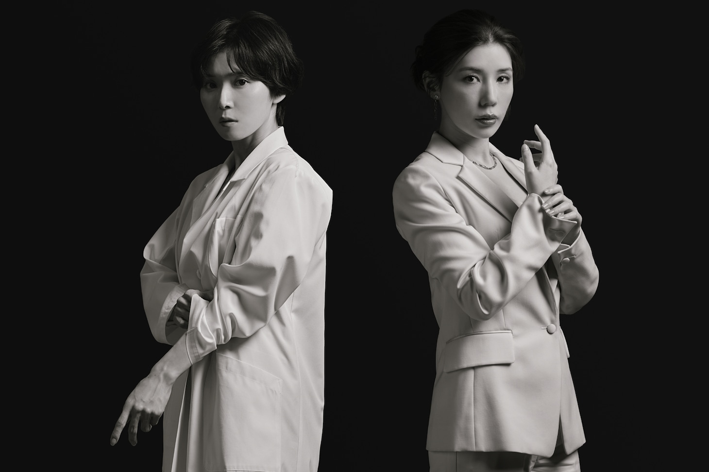Netflixが企画・製作した新シリーズ「ダウンタイム」のビジュアル。形成外科医から美容外科医に転身した沼田文役の松岡茉優（左）、カリスマ美容外科医・遠山凜役の仲里依紗（右）