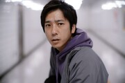 映画「8番出口」場面写真。二宮和也演じる“迷う男”