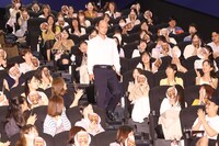 映画「8番出口」で“歩く男”を演じた河内大和がサプライズ登場する様子