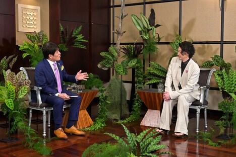 「日曜日の初耳学」のコーナー「インタビュアー林修」の様子。左から林修、オダギリジョー