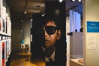 柱にはサングラスを掛けた森田芳光の写真が大きくプリントされている