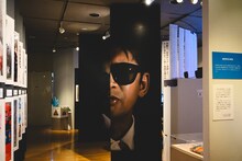 柱にはサングラスを掛けた森田芳光の写真が大きくプリントされている