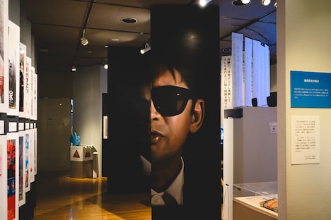柱にはサングラスを掛けた森田芳光の写真が大きくプリントされている