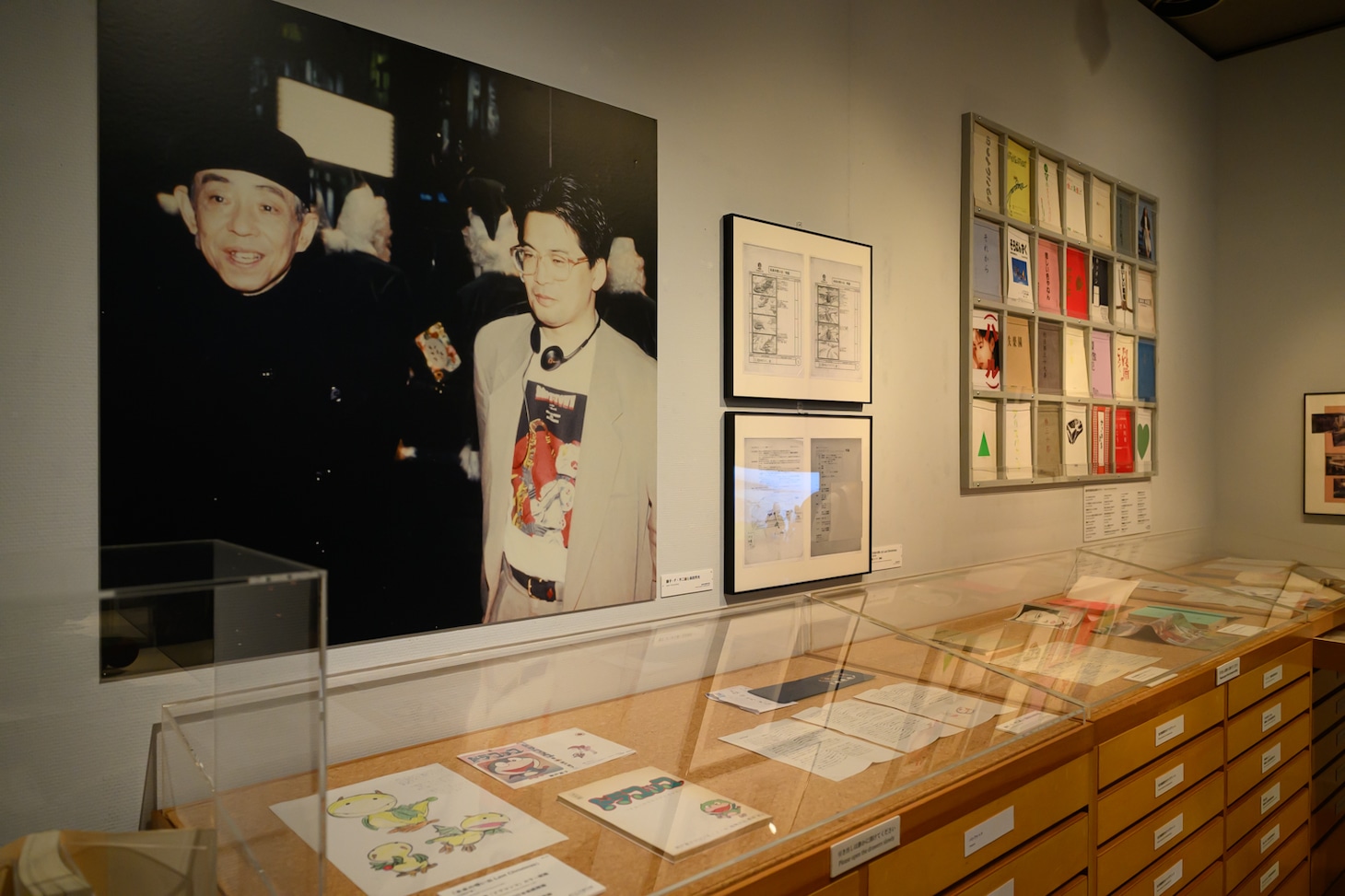 森田芳光と藤子・F・不二雄の2ショットも展示されている（左上）