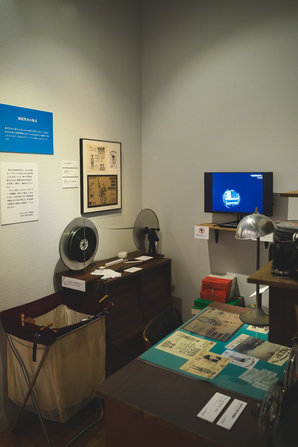 展覧会「映画監督 森田芳光」8月12日に開幕、あの食卓や伊豆の書斎を