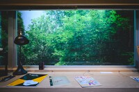 別荘の書斎を再現したコーナー。窓外の景色も再現されている