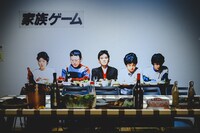 「家族ゲーム」の横並びの食卓を再現したテーブル