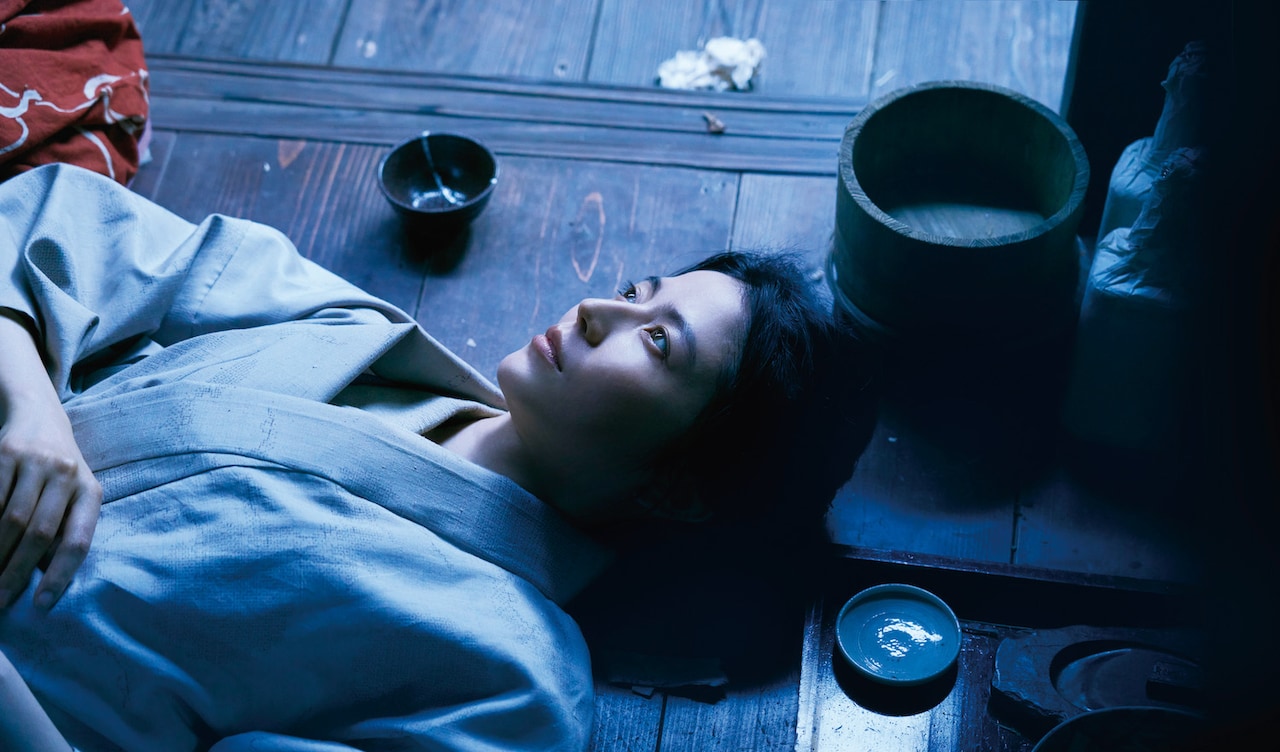 長澤まさみが物憂げに寝転ぶ「おーい、応為」場面写真9点、高橋海人の横顔も