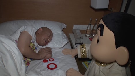 寝ている小峠英二（左）を見つめる野原しんのすけ（右）