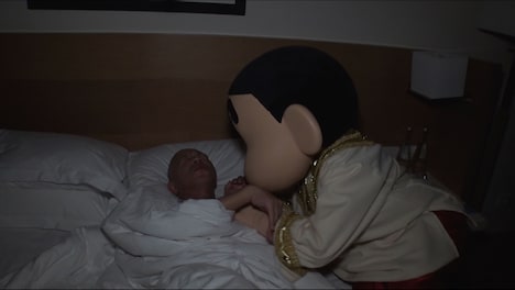 小峠英二（中央左）とじゃれ合う野原しんのすけ（右）