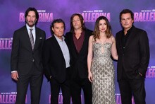 「バレリーナ：The World of John Wick」ワールドプレミアにて、左からキアヌ・リーヴス、ガブリエル・バーン、ノーマン・リーダス、アナ・デ・アルマス、レン・ワイズマン