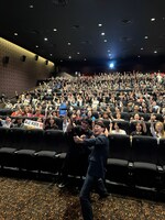 神戸での「宝島」舞台挨拶付き先行上映の様子。記念撮影をする大友啓史（前列左）、妻夫木聡（前列右）